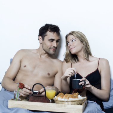 Yatakta romantik kahvaltı