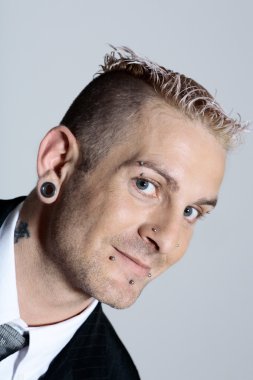 piercing ile iş adamı