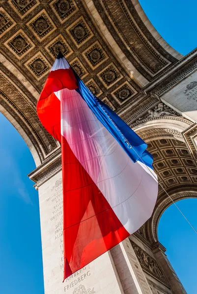 Oblouk triumfální s francouzské vlajky města Paříž Francie — Stock fotografie