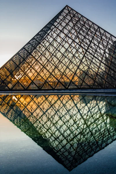 Пирамида города Ле Лувр Париж Франция — стоковое фото