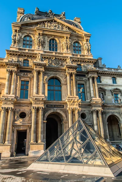 A Le Louvre Párizs város Franciaország — Stock Fotó