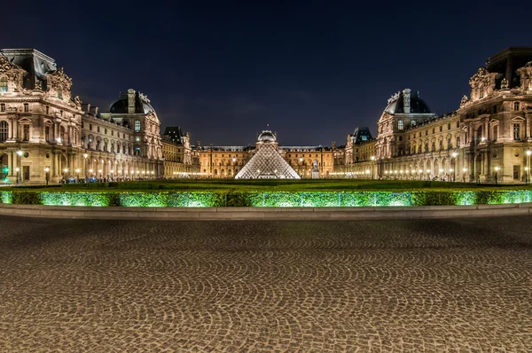 Le Louvre de noite paris cidade França — Fotografia de Stock