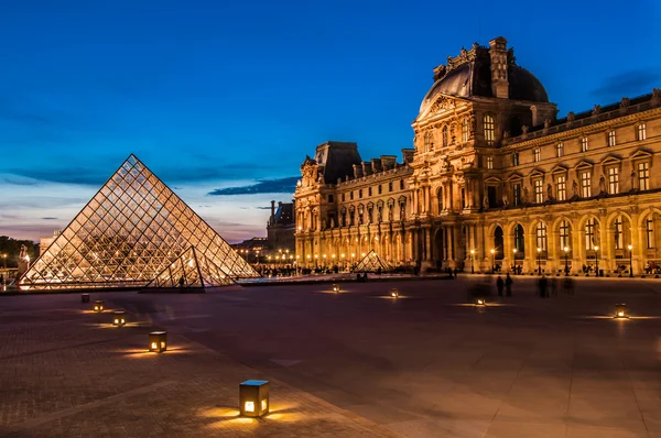 Louvren nattetid paris city Frankrike — Stockfoto