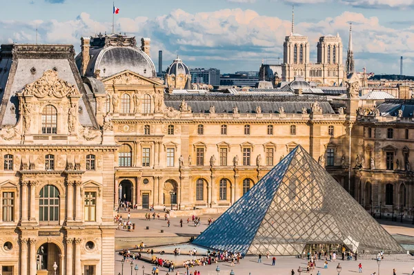 A Le Louvre Párizs város Franciaország — Stock Fotó