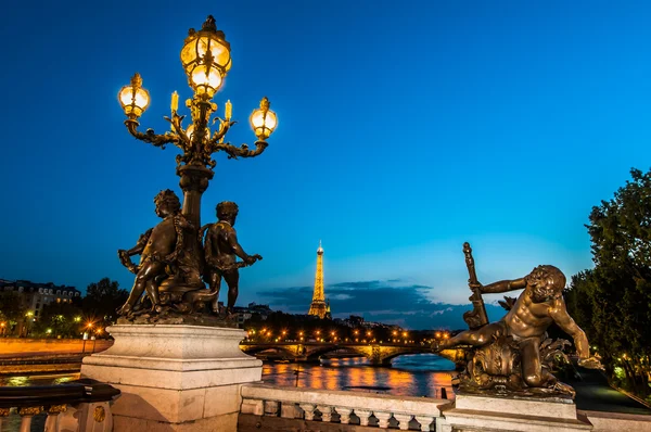Pont alexandre III tarafından gece paris şehir Fransa — Stok fotoğraf