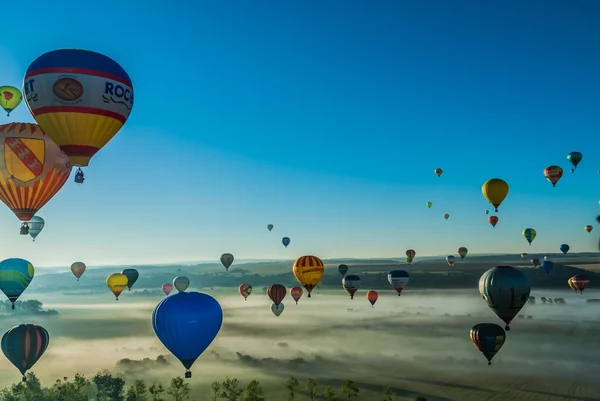 蒙迪艾尔热空气气球团聚在洛林法国 — 图库照片