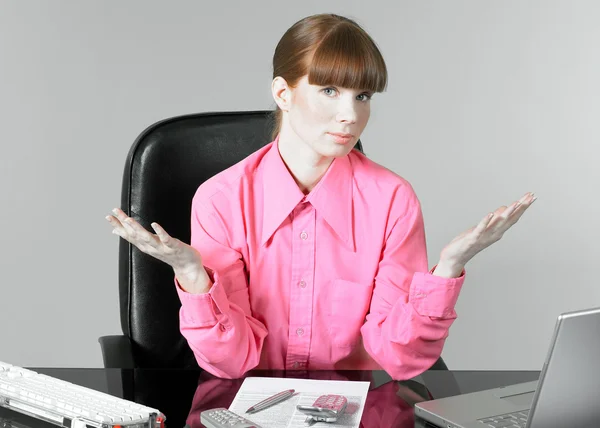 Femme drôle au bureau — Photo