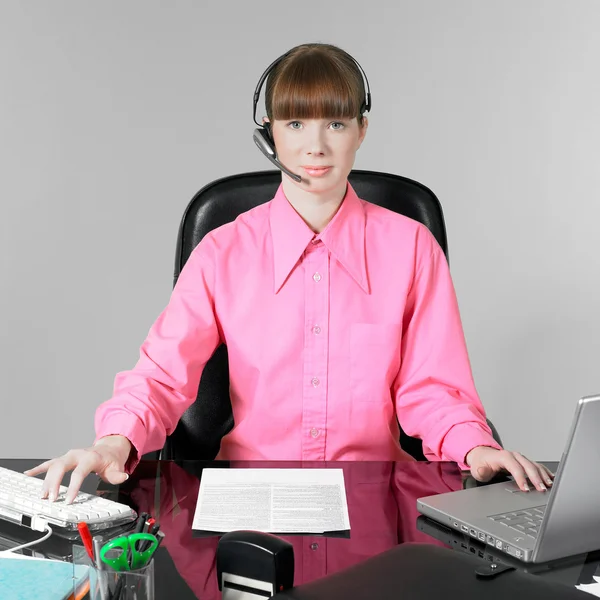 Śmieszne kobieta w biurze — Zdjęcie stockowe