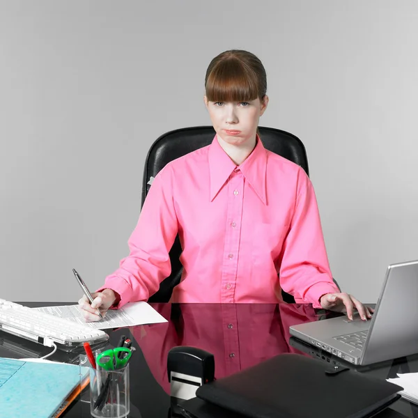 Rolig kvinna på kontoret — Stockfoto