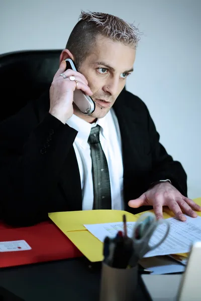 Affärsman med piercing telefon — Stockfoto