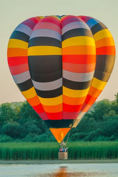 Bir sıcak hava balonu reunion — Stockfoto