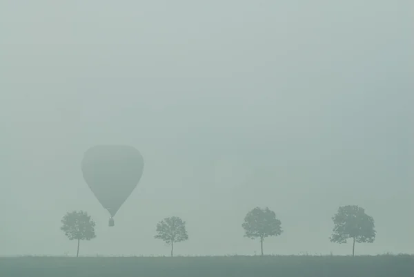 Hete lucht ballon reünie in de mist — Stockfoto