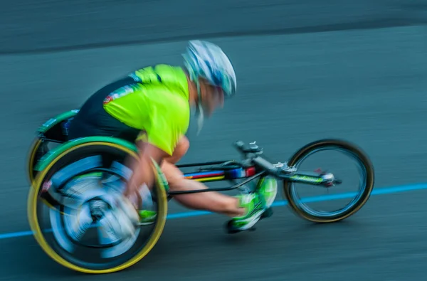 Handikappade mannen kör paris i en rullstol marathon Frankrike — Stockfoto