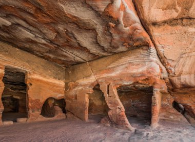nabatean şehir Petra'dan mağaralarda kaya jordan