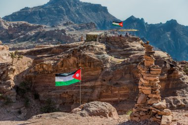 petra nabatean şehir içinde yüzen jordan bayrakları