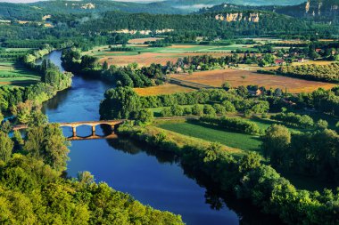 dordogne Nehri üzerinde Ortaçağ köprü