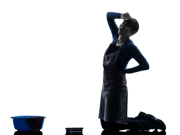Kvinna piga hushållsarbete trött ryggvärk tvätta golvet siluett — Stockfoto