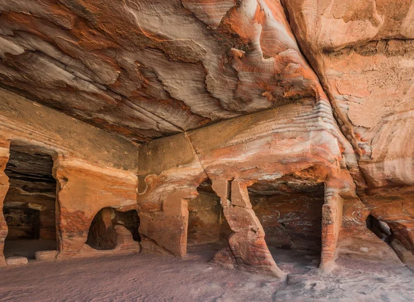 Rocks caves in nabatean city of petra jordan — Stock Photo, Image