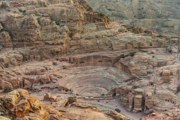 Römische theaterarena in der nabatinischen stadt petra jordan — Stockfoto