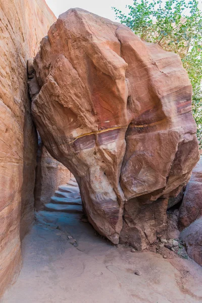 Roca y starway en nabatean ciudad de petra jordan —  Fotos de Stock