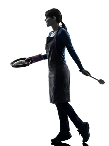 Mulher andando cozinhando bolo silhueta pastelaria — Fotografia de Stock