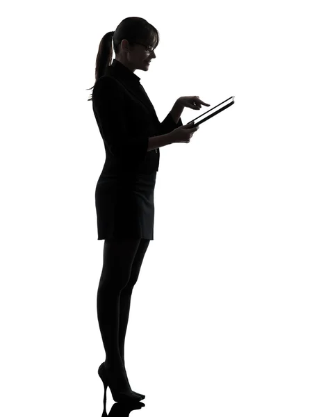 Компьютерные компьютеры для деловых женщин, печатающих цифровые планшетные силуэты — стоковое фото