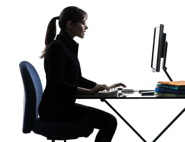 Mulher de negócios computador computação tipagem silhueta — Fotografia de Stock