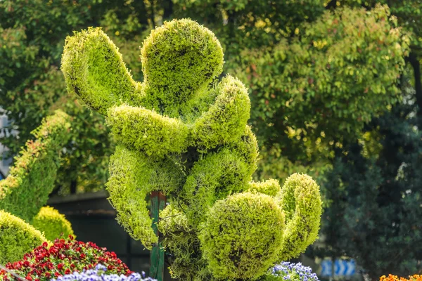 Stylish bush sculpture design lovers couple shanghai china — Stock Photo, Image