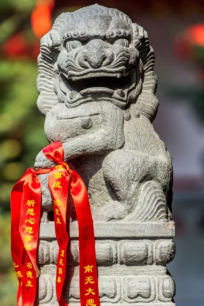 Chinese imperial lion statue in the The Jade Buddha Temple shang — Stock Photo, Image