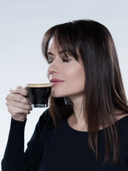 Frau trinkt riechenden Kaffee — Stockfoto