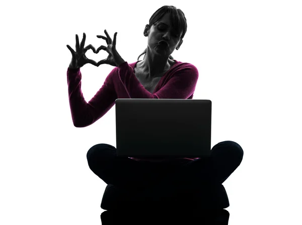 Γυναίκα καρδιά χειρονομία υπολογιστών lap-top υπολογιστών σιλουέτα — Φωτογραφία Αρχείου