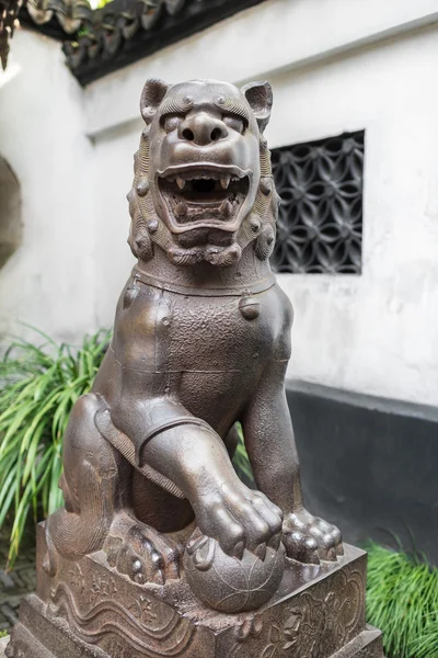 Chinese imperial lion Yuyuan garden shanghai china — Stock Photo, Image
