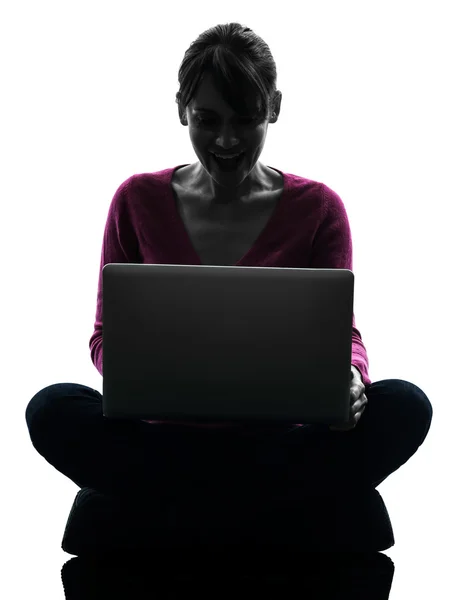 Mujer feliz sonriente ordenador portátil de computación silueta — Foto de Stock