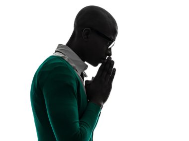 Afrikalı siyah adam düşünme dalgın dua eden siluet