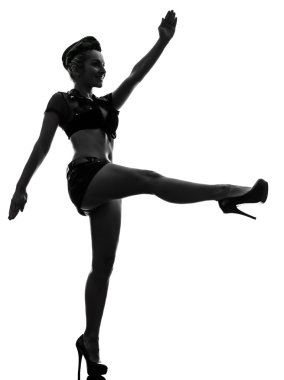 Ordu düzgün yürüyen siluet seksi kadın