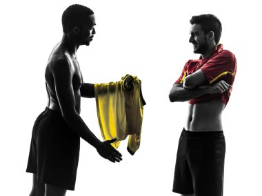 iki erkek futbol oyuncusu Jersey ayakta siluet değişimi
