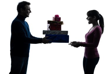 Noel hediyeleri siluet sunan çift kadın erkek