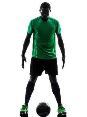 Afrikalı erkek futbol oyuncusu ayakta siluet