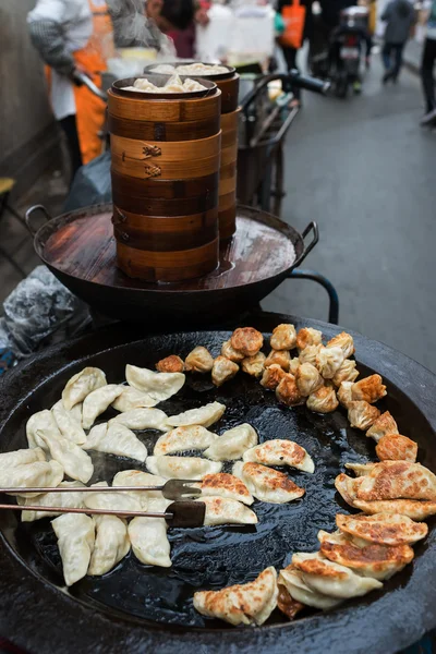 Cocina tradicional china de comida callejera en shanghai china — Foto de Stock