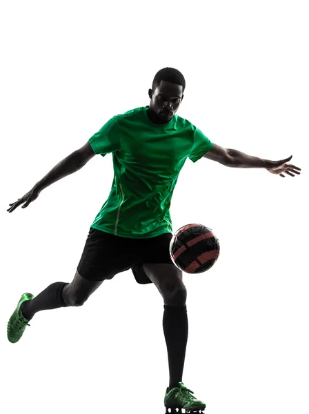 Homem africano jogador de futebol chutando silhueta — Fotografia de Stock