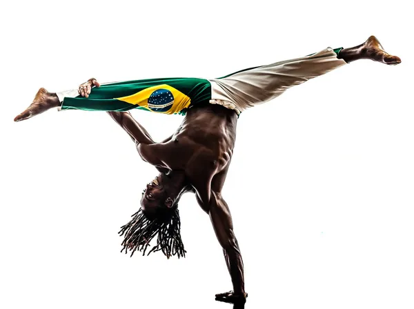 Brasilianische Tänzerin, die Capoiera tanzt — Stockfoto