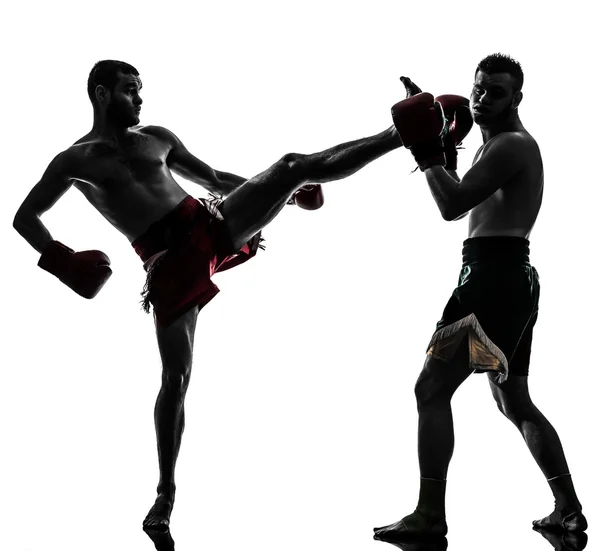 Due uomini che esercitano thai boxe silhouette — Foto Stock