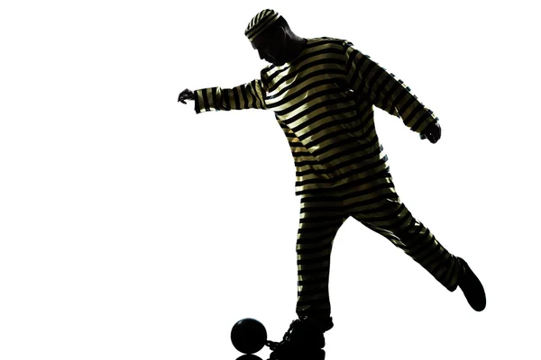 Άνθρωπος κρατούμενος ποινικού παίζοντας ποδόσφαιρο με την μπάλα αλυσίδα — Φωτογραφία Αρχείου