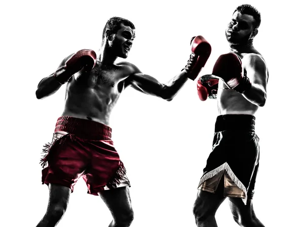 タイボクシングのシルエットを行使する2人の男性 — ストック写真