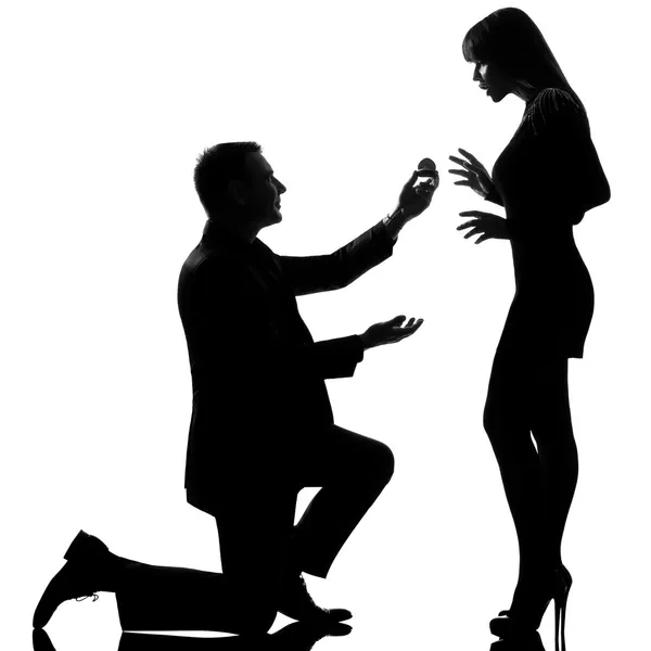 Одна пара мужчина предлагает обручальное кольцо и женщина удивлена — стоковое фото