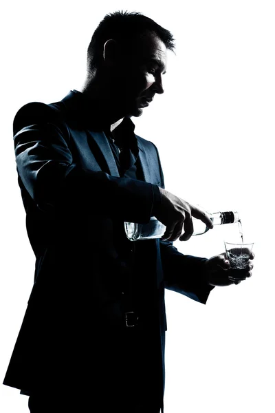 Silhouette uomo ritratto versando alcol bianco — Foto Stock