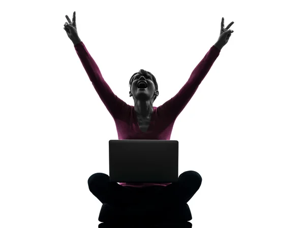 Mujer feliz ganar ordenador portátil de informática silueta — Foto de Stock