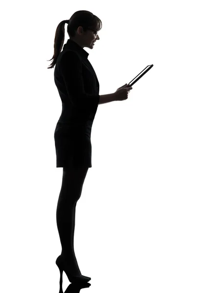 Силуэт цифровых планшетов для деловых женщин — стоковое фото