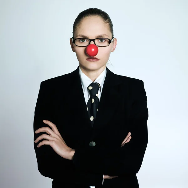 Podnikání žena klaun nos vážně legrační — Stock fotografie