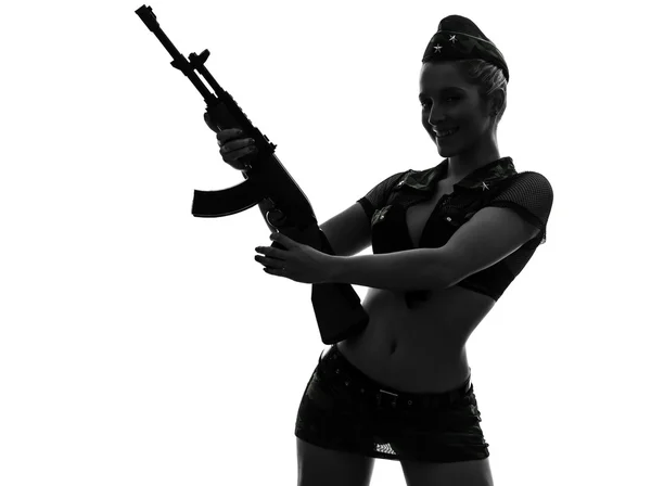 Sexy donna in uniforme militare in possesso di kalachnikov silhouette — Foto Stock